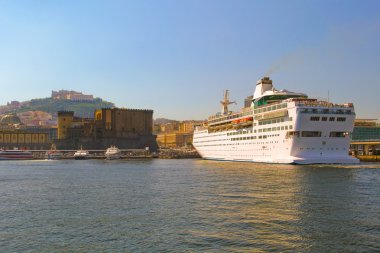 Cruise gemisi günbatımında Napoli.