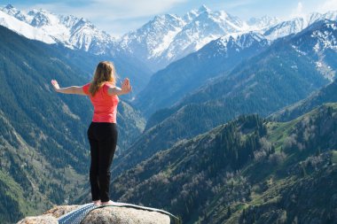 Yoga pozlar yapmadan önce ısınmak.