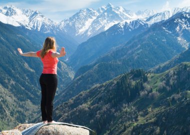 Yoga pozlar yapmadan önce ısınmak.