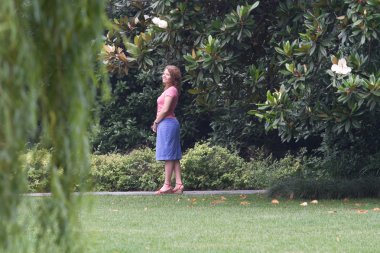 parkta yürüyen güzel Bayan resmi