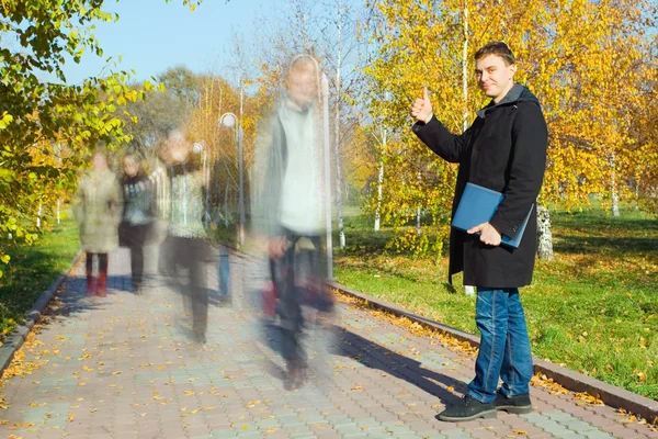 Homme d'affaires tenant un ordinateur portable dans le parc — Photo