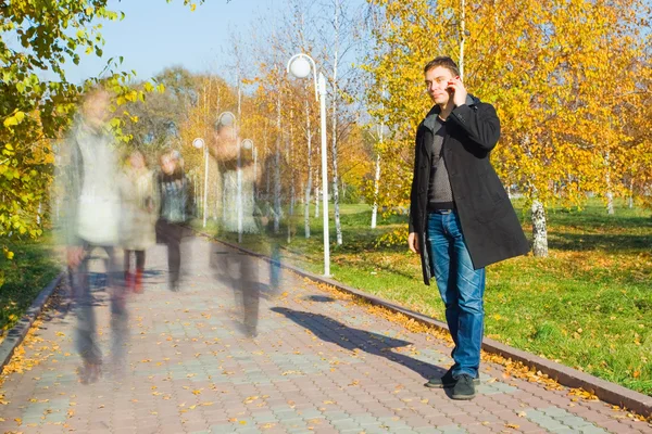 Biznesmen rozmowy na telefon komórkowy w parku — Zdjęcie stockowe