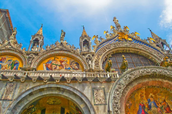 Detalhes da decoração superior da igreja de São Marcos em Veneza . — Fotografia de Stock