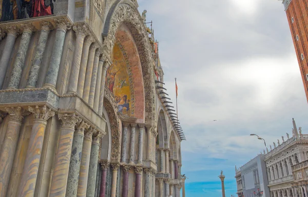 Detalhes da decoração superior da igreja de São Marcos em Veneza . — Fotografia de Stock