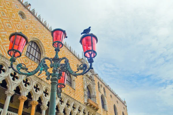 Os holofotes na praça principal de Veneza . — Fotografia de Stock