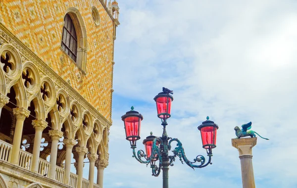 Os holofotes na praça principal de Veneza . — Fotografia de Stock