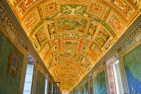 Una de las pinturas en el techo del Museo Vaticano . — Foto de Stock