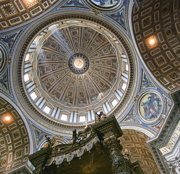 El interior de la cúpula del Vaticano . — Foto de Stock