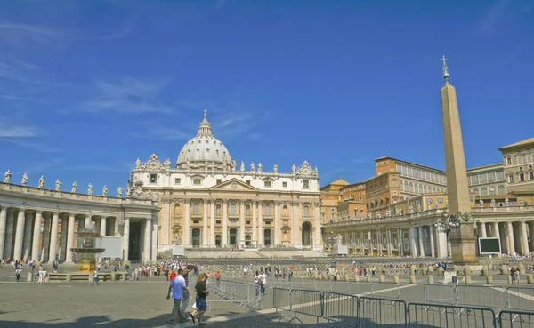 Praça em frente à Catedral de São Pedro . — Fotografia de Stock