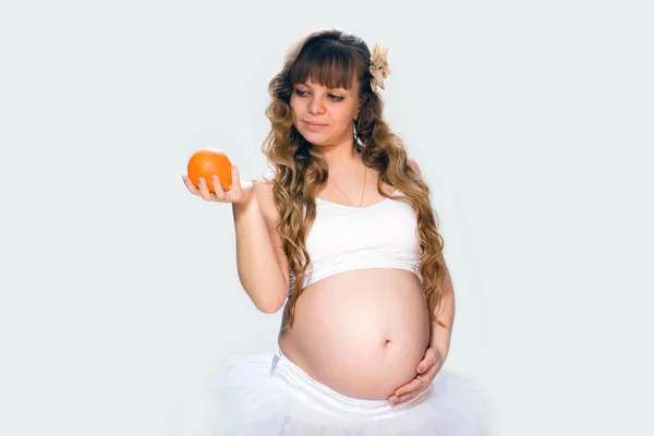 Zwangere vrouw op witte achtergrond. — Stockfoto