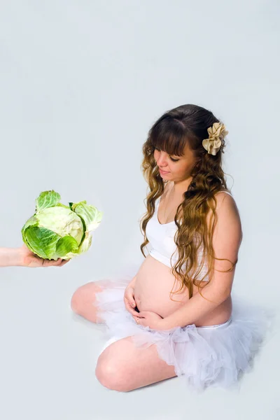 Έγκυος γυναίκα σε λευκό φόντο. — Φωτογραφία Αρχείου