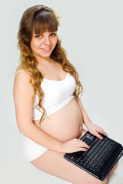 Mujer embarazada sobre fondo blanco. —  Fotos de Stock