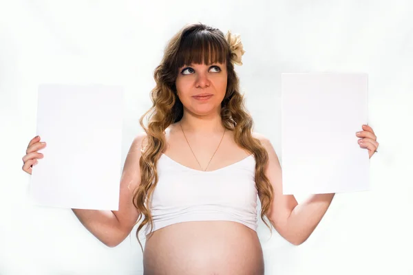 Femme enceinte sur fond blanc — Photo