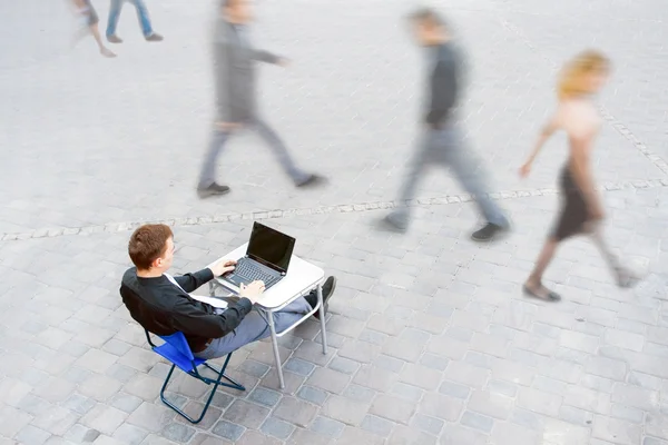 El hombre de negocios siempre está trabajando — Foto de Stock