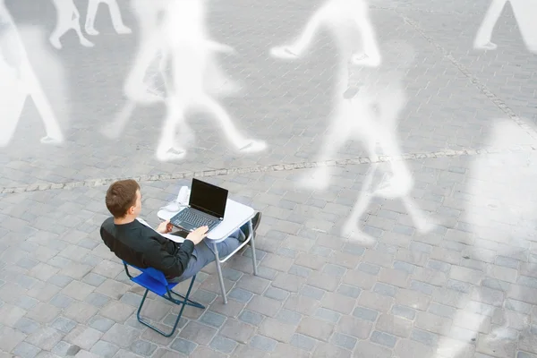 Geschäftsmann arbeitet immer — Stockfoto