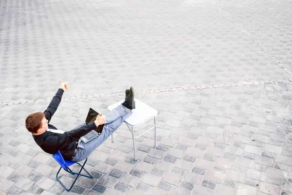 Geschäftsmann sitzt draußen am Tisch — Stockfoto