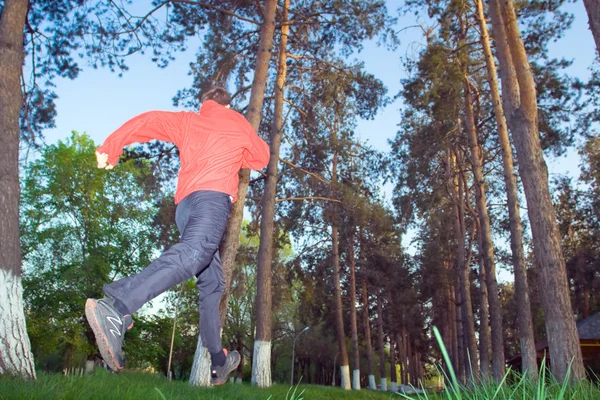 Ung man joggar i parken — Stockfoto