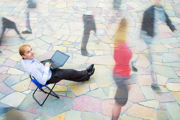 A businessman looking at the camera on the street — Stock Photo, Image