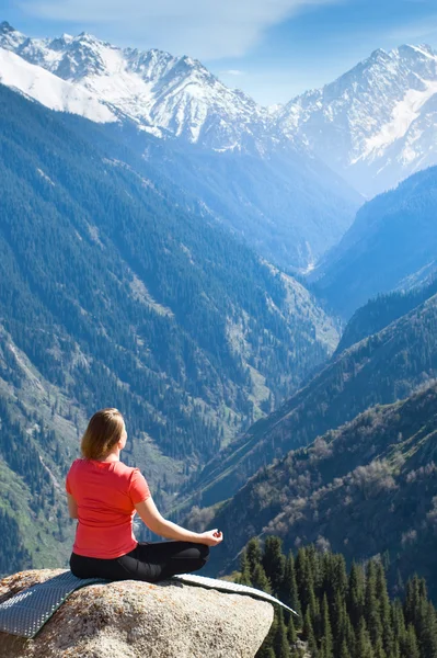 Mujer joven meditando en la cima de la montaña — Foto de Stock