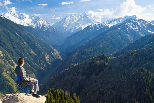 L'homme d'affaires au sommet de la montagne pense à fut — Photo