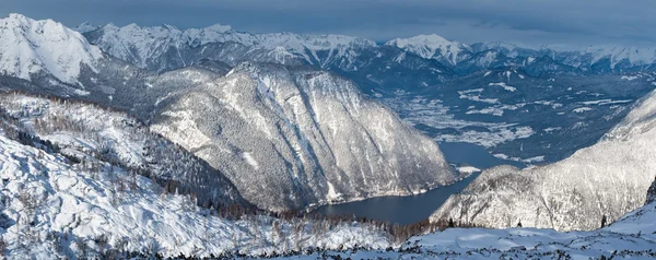 Холодная и снежная зима в горной Австрии — стоковое фото