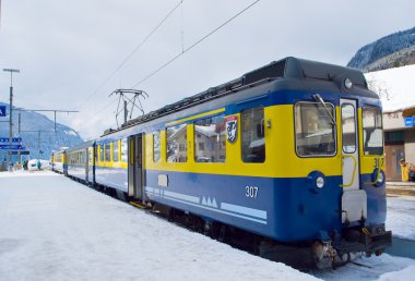 Platformda yakınındaki tren Interlaken-Grindelwald, İsviçre