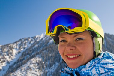 Spor kadın karlı dağlarda