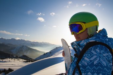 Spor kadın karlı dağlarda