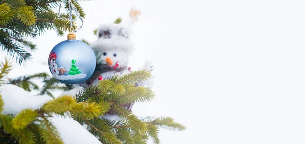 Bola de Navidad y hombre nieve — Foto de Stock