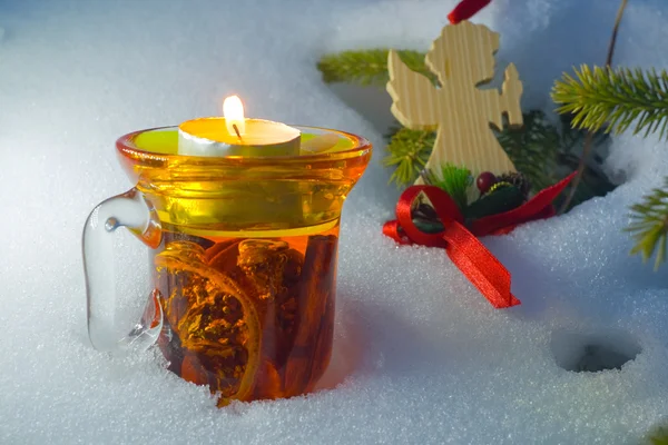 Juletid, et glass gløgg med engel – stockfoto