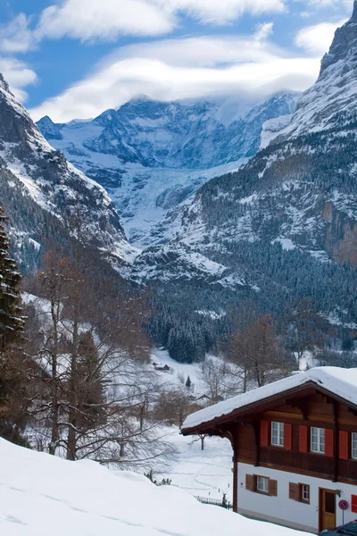 Hotel perto da área de esqui Grindelwald. Alpes suíços no inverno — Fotografia de Stock