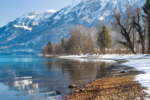 A beautiful lake reflection of the Alps on shore, Interlaken, Sw — Stock Photo, Image