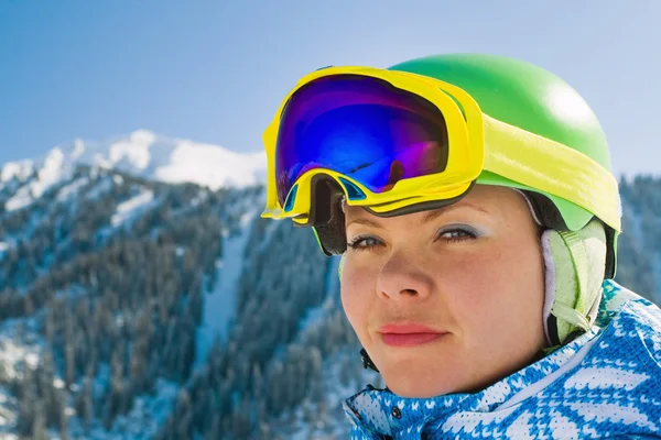 Spor kadın karlı dağlarda — Stok fotoğraf