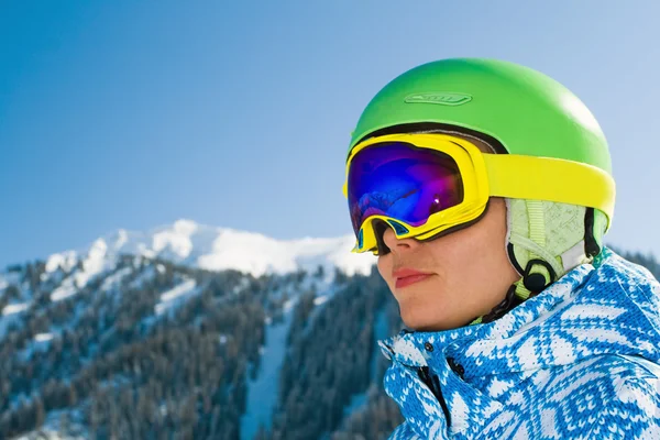 Mulher do esporte em montanhas nevadas — Fotografia de Stock