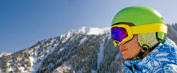 Sportlerin in verschneiten Bergen — Stockfoto