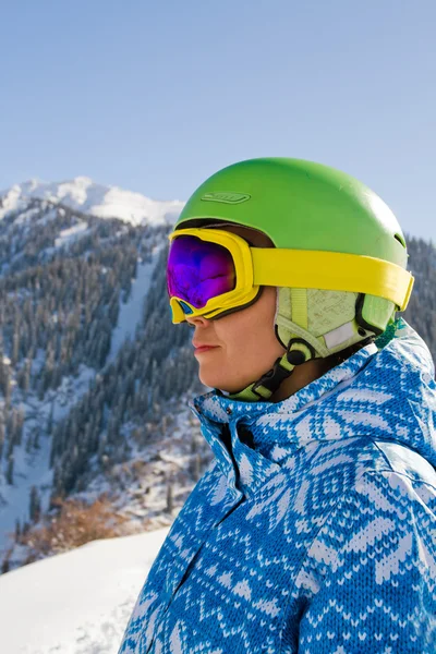 Sport vrouw in besneeuwde bergen — Stockfoto