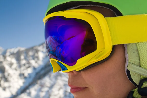 Femme sportive dans les montagnes enneigées — Photo