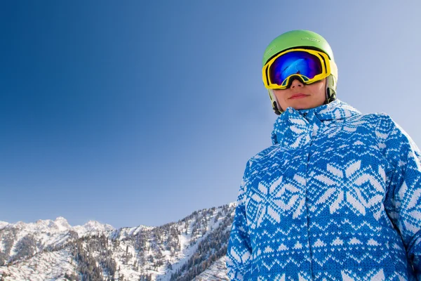 Femme sportive dans les montagnes enneigées — Photo