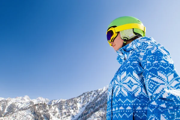 Sport vrouw in besneeuwde bergen — Stockfoto