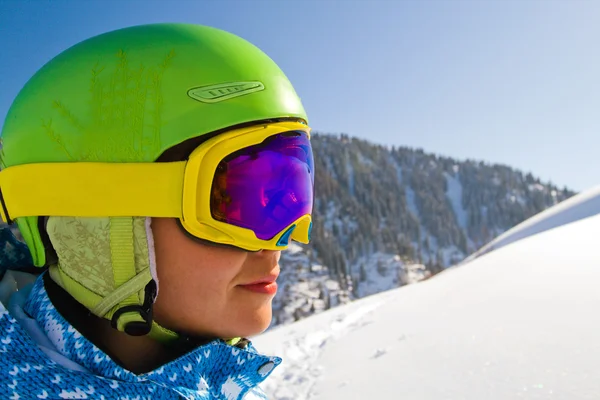 Sport vrouw in besneeuwde bergen — Stockfoto