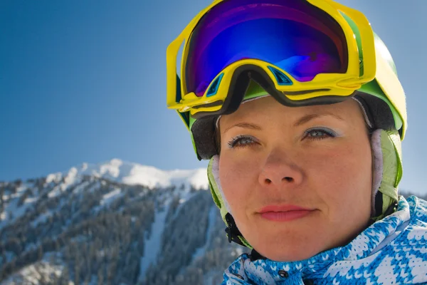 눈 산에서 스포츠 여자 — 스톡 사진