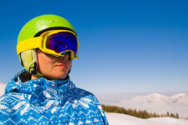 Sport vrouw in besneeuwde bergen — Stockfoto