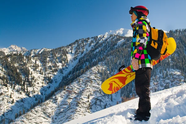 Sport man in besneeuwde bergen — Stockfoto