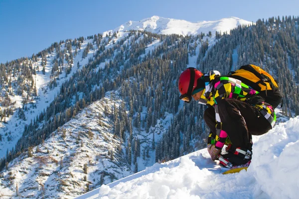 눈 산에 스포츠 남자 — 스톡 사진