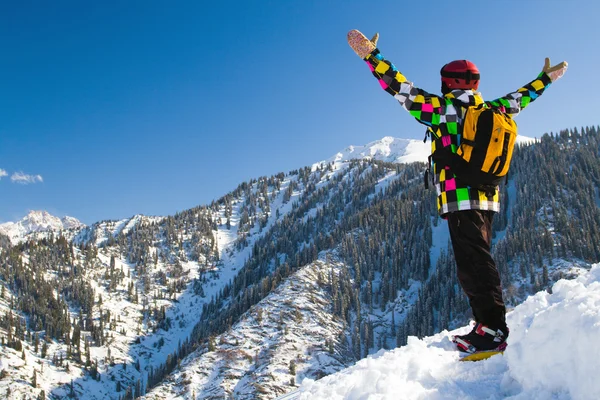 Deporte hombre en las montañas nevadas — Foto de Stock