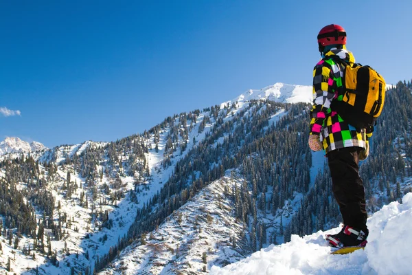 Sport man in besneeuwde bergen — Stockfoto