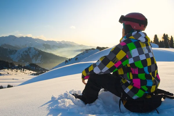 Спортсмен в снежных горах — стоковое фото