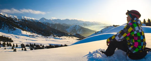 Uomo sportivo in montagna innevata — Foto Stock