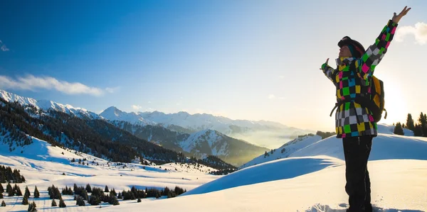 Homem do esporte em montanhas nevadas ao pôr do sol — Fotografia de Stock