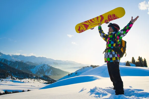 Sport man in besneeuwde bergen — Stockfoto